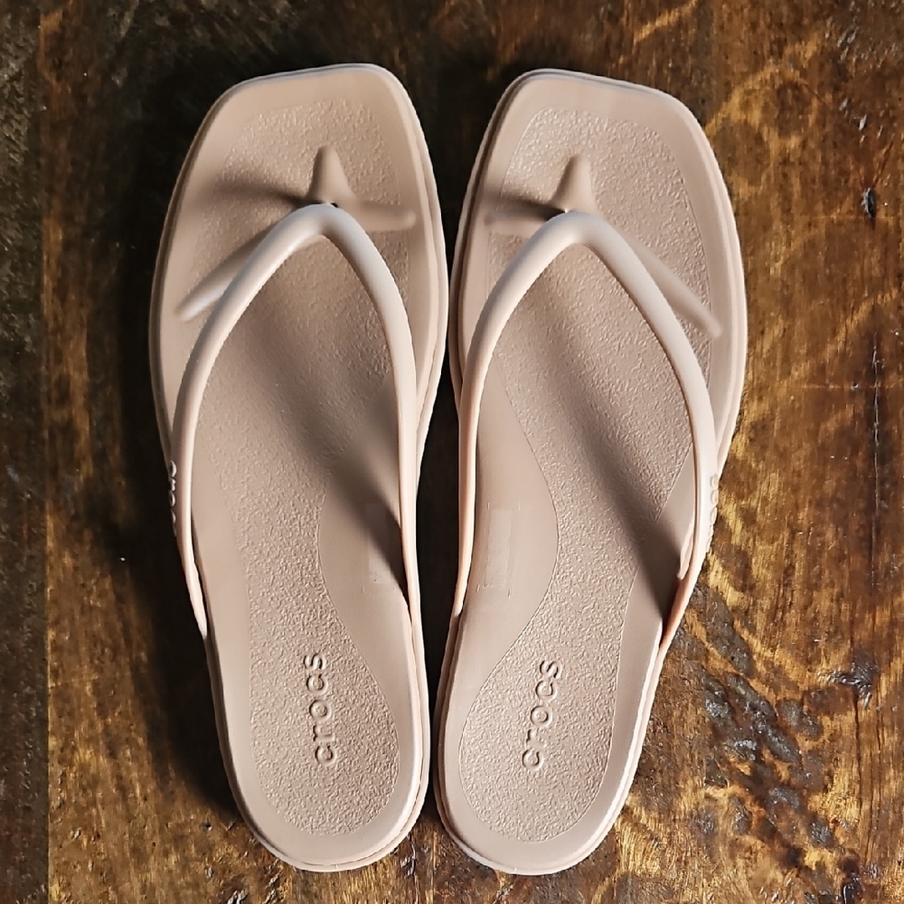 CROCS Tan/Nude Sandals Minimalist Design Sz 7 MILK CHOCOLATE color